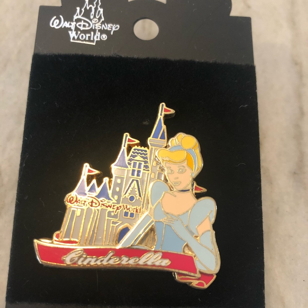 DWD 3D Cinderella Trading Pin 2002